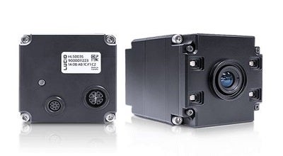 Helios2 Wide Time of Flight (ToF) HTW003S-001 黒色の長方形型産業用カメラの背面（コネクタとラベル付き）と前面（レンズ付き）を並べて表示した画像