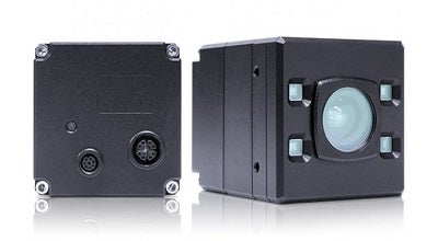 Helios2 Time of Flight (ToF) HLT003S-001 背面に2つの円形コネクタと四隅にネジがある黒色箱型カメラと、前面に中央レンズと周囲に4つの小型四角素子を備えたカメラの2方向ビュー