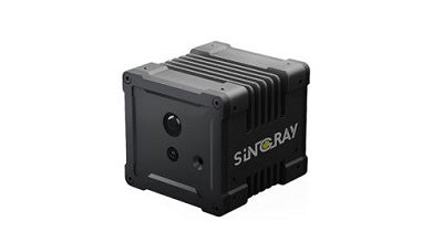 SINGRY Rシリーズ　産業用3D AIスマートカメラ 。上部と側面には放熱用のリブがあり、前面には複数の円形コンポーネントが配置されている。