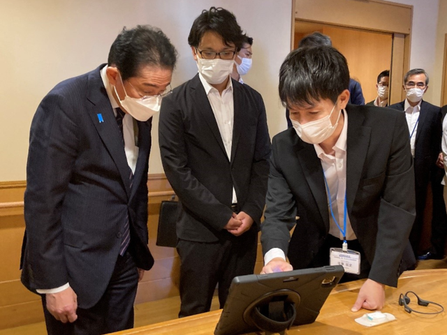 岸田元首相が担当者から介護システムの説明を受けている