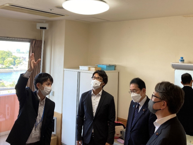 担当者が視察者へ設置環境の説明を行っている